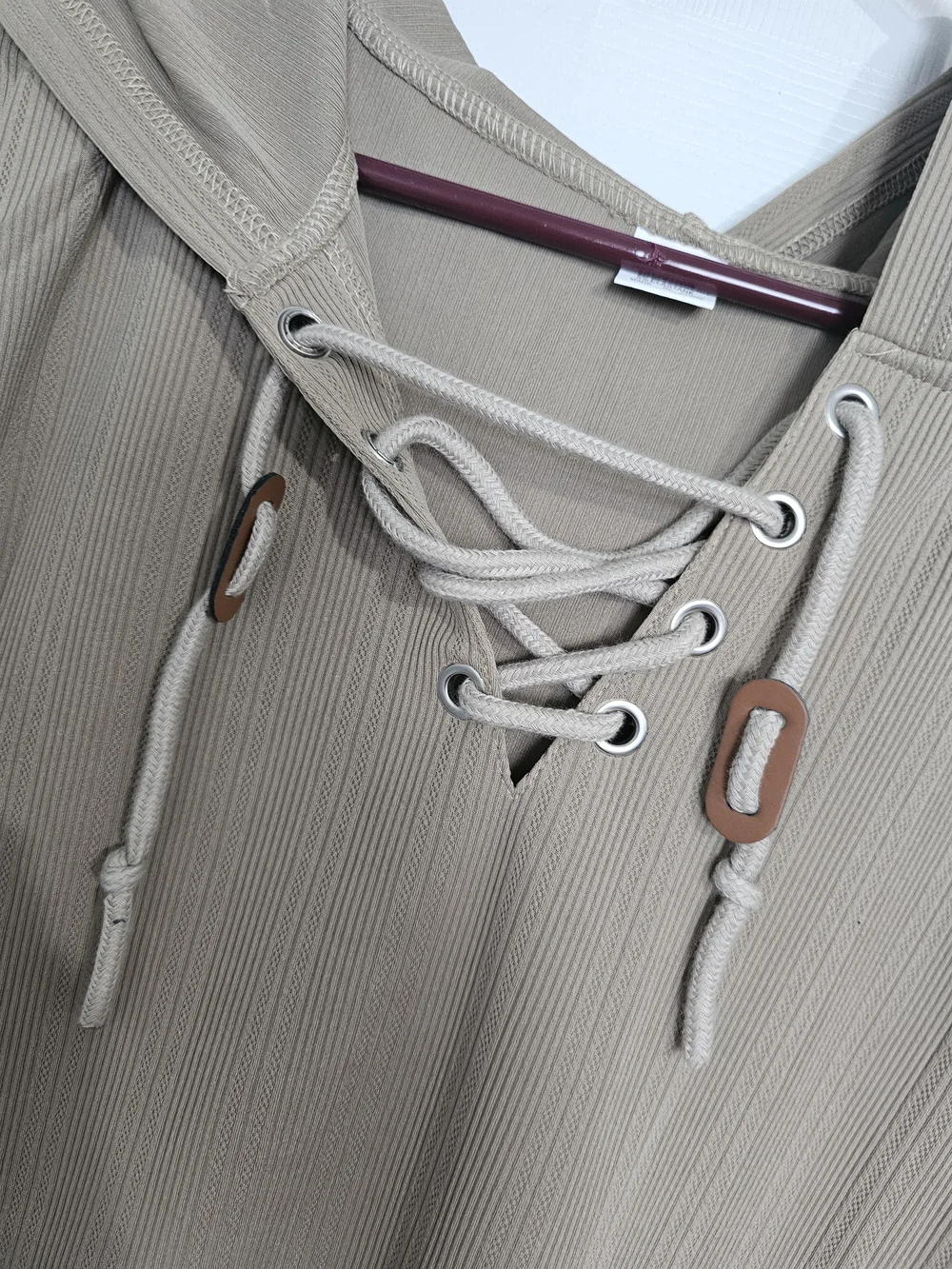 Xl Sleeveless Lace-Up Hooded Tank Top in Beige